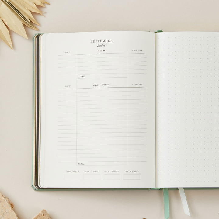 Vertical layout 2025 weekly planner with equal space for each day, ideal for structured, easy-to-follow scheduling.