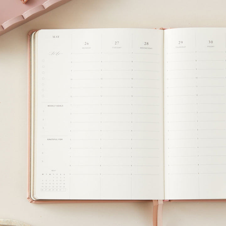Weekly planner for 2025 with integrated goal-setting sections, allowing you to outline and review your objectives regularly.