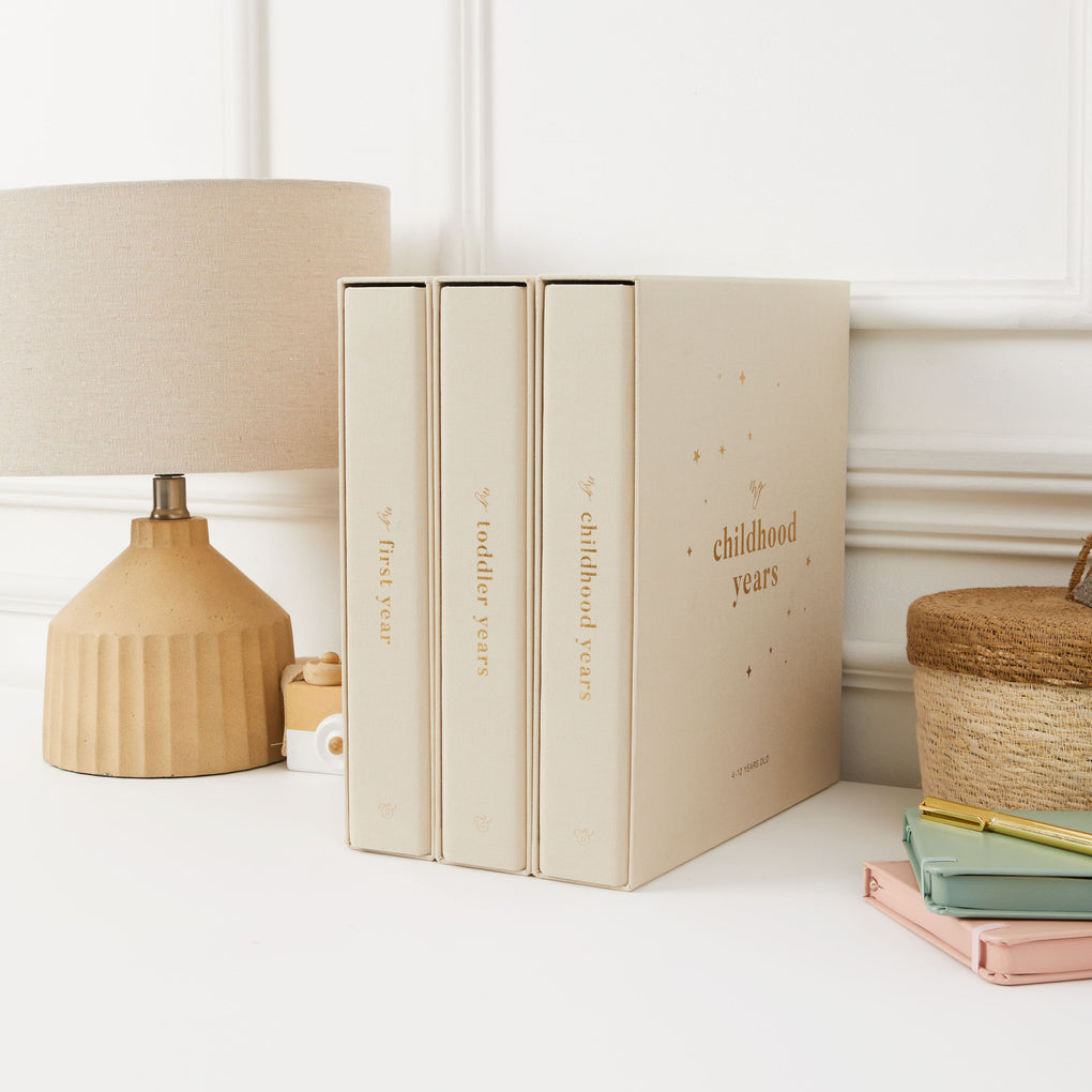 Photo album for children aged 4-12 years, featuring elegant gold details, perfect for preserving treasured memories and milestones.