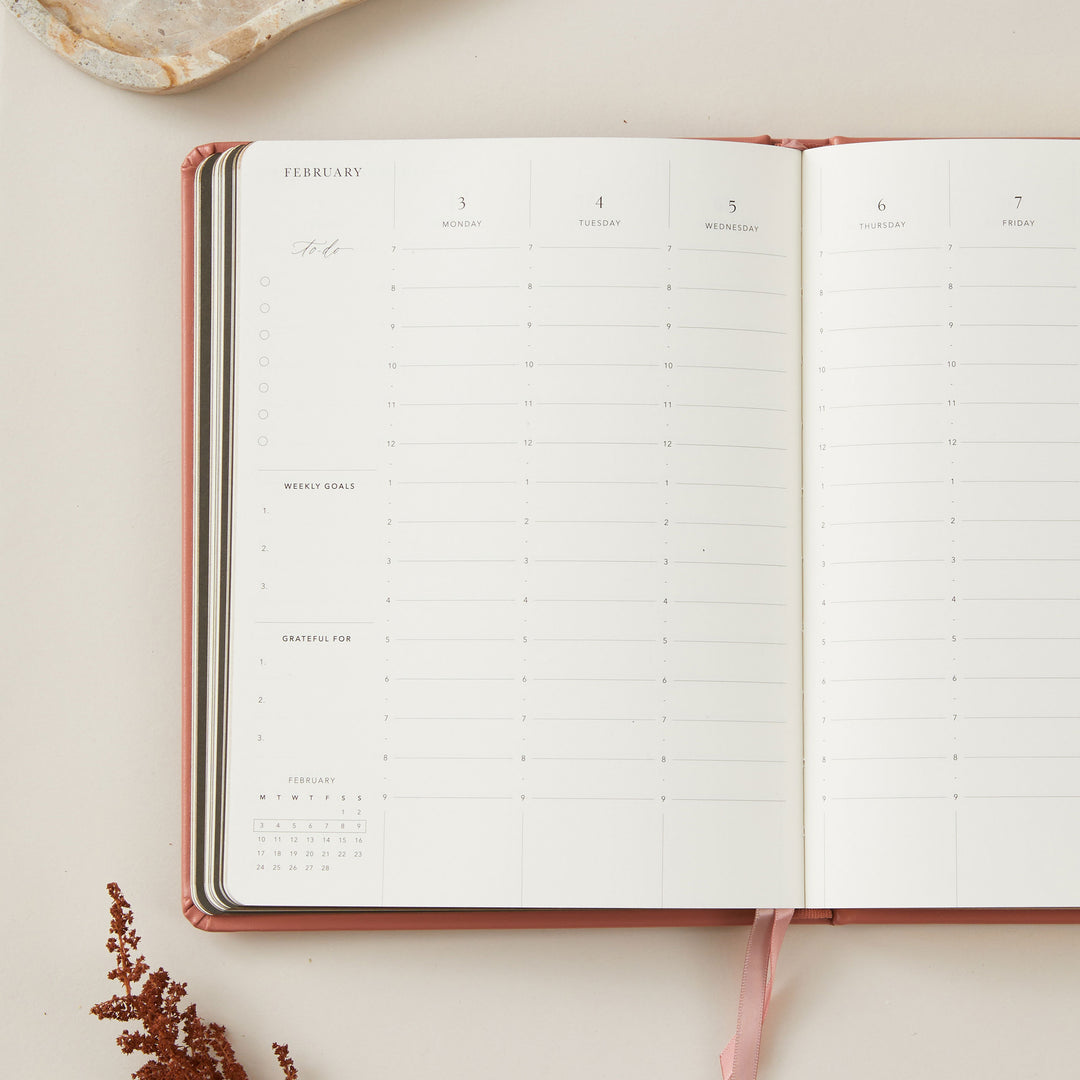 Vertical weekly planner for 2025, featuring equal space for every day, perfect for managing tasks and appointments.