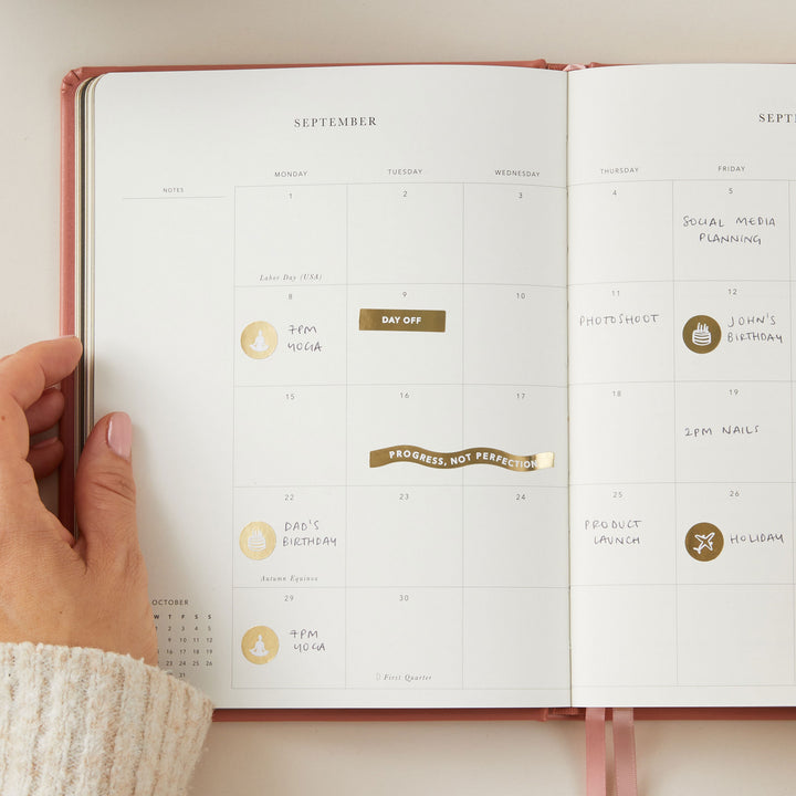 Weekly planner for 2025 with built-in goal-setting pages, helping you stay on track with both short-term and long-term objectives.